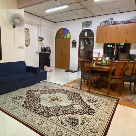 Aryaty Stay Pantai Batu Buruk Куала-Тренгану Экстерьер фото