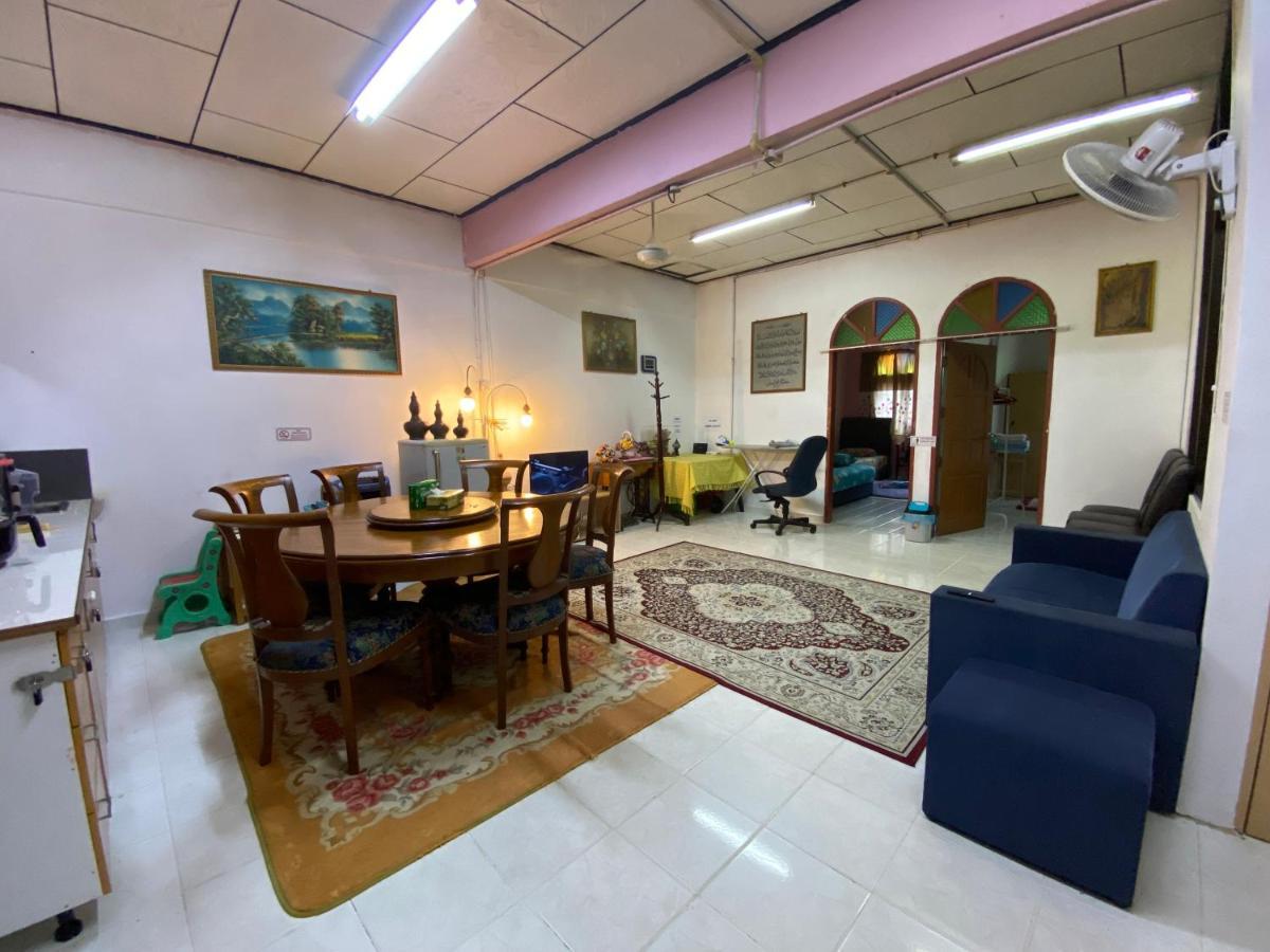 Aryaty Stay Pantai Batu Buruk Куала-Тренгану Экстерьер фото